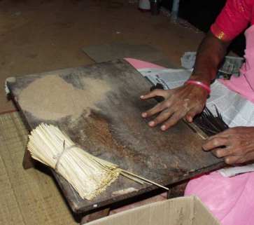 Rolling the incense, in Mèreville..