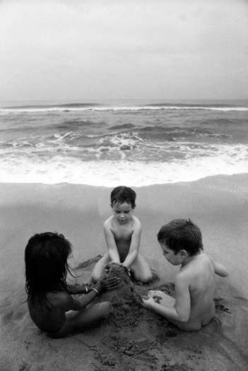 Kids at the Beach "photo Ireno"