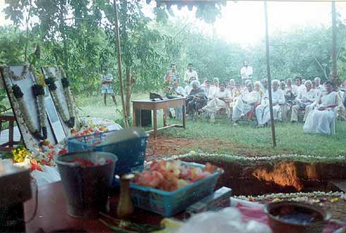 A moment of silence during the Savitri Bhavan foundation ceremony, Nov 24th, 1995