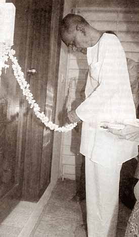 Nirodbaran inaugurating the first phase building, August 8th, 1999