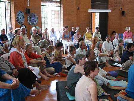 The opening session of the Auroville International meeting in Vérité Hall.