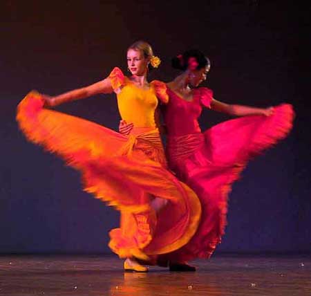 A touch of Spain: Suryamayi and Jivatma performing Sevillanas - photo Ireno