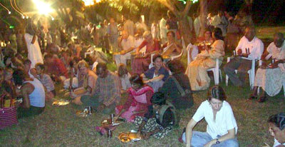 After the programme, enjoying a frugal farewell meal in the open space behind the Visitors Centre..