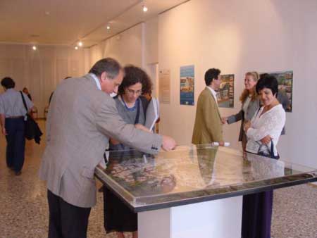 Explaining the galaxy model of Auroville, in Venice