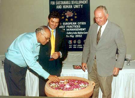 Mr Suresh, managing director of HUDCO lights the ceremonial inauguration light for the exhibition in Delhi, smilingly witnessed by Luigi Zanzi, Aurovilian coordinator of the Asia Urbs project and Mr Caillouet, head of the EU delegation in India