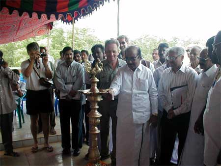 Shri M. Kannappan, Minister of State for Non-conventional Energy Sources, Govt of India, dedicating the solar collector by lighting a traditional lamp..