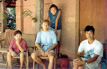 In 1993 Ngawang (standing) came to Auroville with Kalsang (l) and Tsering (r), here seen in Kottakarai guesthouse with Vasily
