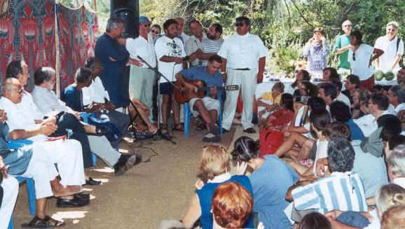 A spontaneous visit and performance  of a Chilean group animated the inauguration session  of the U.S. Pavilion in the Americas Site