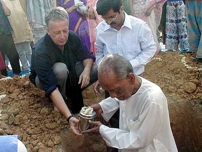 ..and receives the two containers with the soil mixture from the hands of AVI chairperson Wolfgang Schmid-Reinecke..